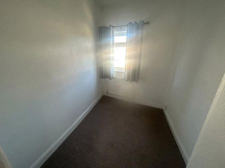 3 bedroom end of terrace house to rent - Photo 2