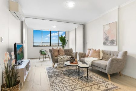 Lightly updated tenth floor apartment in a highly sought-after location - Photo 3