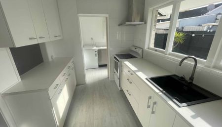 Updaded Gem in Otahuhu ! 2 Bedroom + Internal Garage - Photo 2