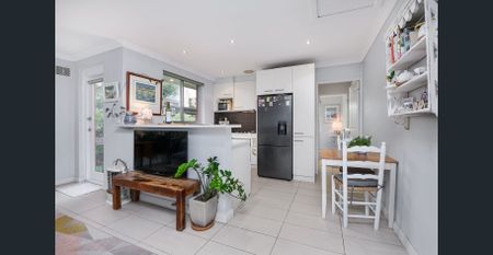 Tranquil & leafy top floor apartment in Freshie Basin - Photo 4