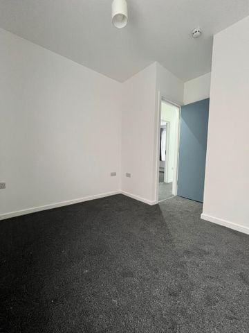 4 bedroom semi-detached house to rent - Photo 3