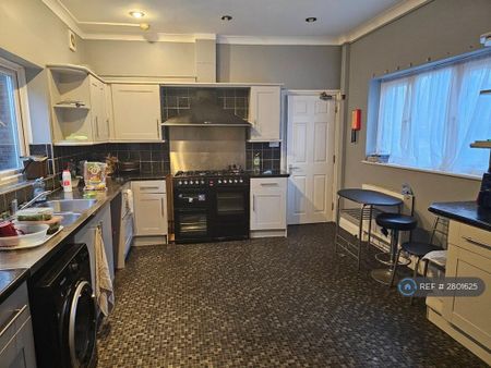 1 bedroom in a house share to rent - Photo 2
