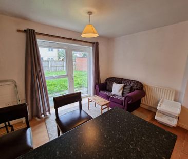 4 bedroom end of terrace house to rent - Photo 1