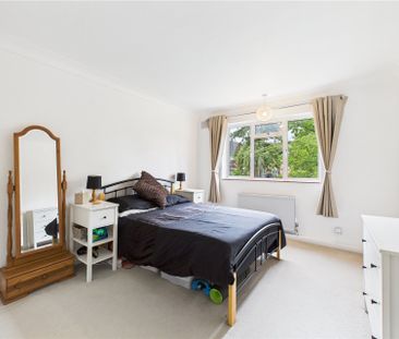 3 bedroom in Abbey Court, Camberley - Photo 3