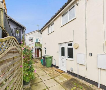 2 bedroom semi-detached house to rent - Photo 5