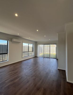 Modern 4 Bedroom Home - Photo 1