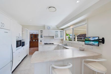 Immaculate single level brick home - Photo 2