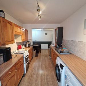 Hunters Square, Dagenham, RM10 - Photo 2