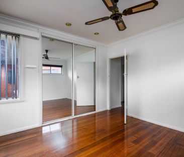 SPACIOUS FAMILY LIVING IN THE HEART OF OAKLEIGH - Photo 5