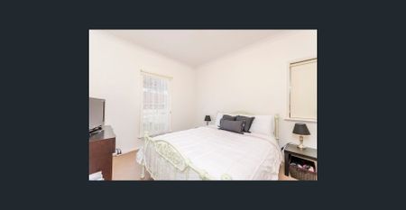 Charming Cottage - Photo 2