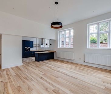 Beautifully restored lateral apartment offering exceptional space a... - Photo 1