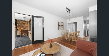 Beautifully Renovated Art Deco Apartment in Prime Location! - Photo 2