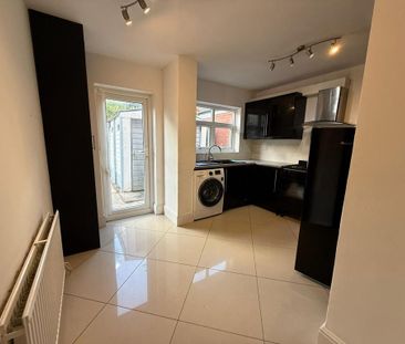 4 bedroom semi-detached house to rent - Photo 6