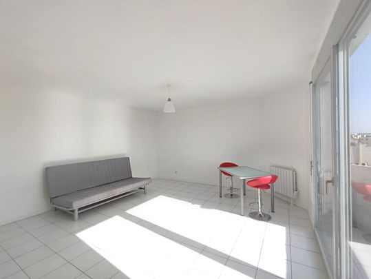 Location studio 38 m2 Lyon 3ème - Photo 1