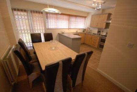 5 bedroom semi-detached house to rent - Photo 2