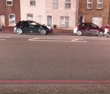 Room in a Shared House, Purley Way, CR0 - Photo 2