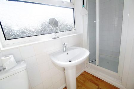 4 bedroom end of terrace house to rent - Photo 4