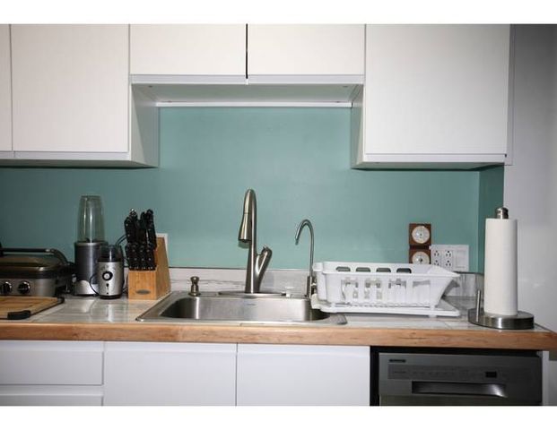 High Park 2 bedroom renovated apartment - all inclusive! | 74 Constance Street, Toronto - Photo 1