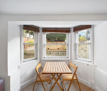 A well-presented and fully furnished one-bedroom garden view apartm... - Photo 4