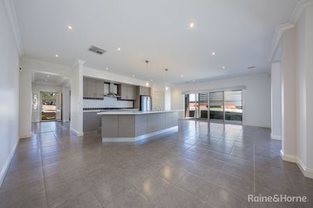 Large Open Plan Living Perfect for Families - Photo 5