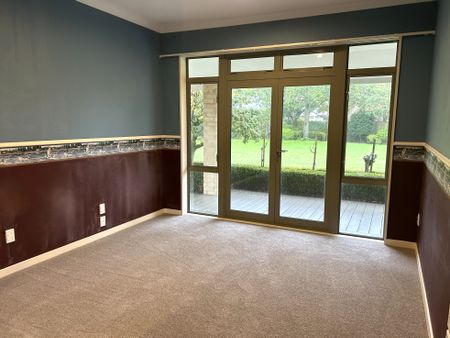 Large Executive Home - Photo 3