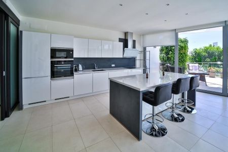 5 bedroom luxury Townhouse for rent in Marbella, Andalusia - Photo 2