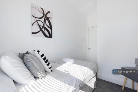 4 bedroom terraced house to rent - Photo 4