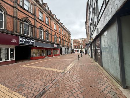 Beautiful furnished one‑bed apartment in Derby’s Cathedral Quarter. Modern open‑plan living, stylish kitchen, double bedroom, and contemporary shower room. Second‑floor home with LED lighting, secure entry and excellent city‑centre access. Available now. - Photo 2