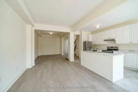 Condo Townhouse For Lease | E9014239 - Photo 2
