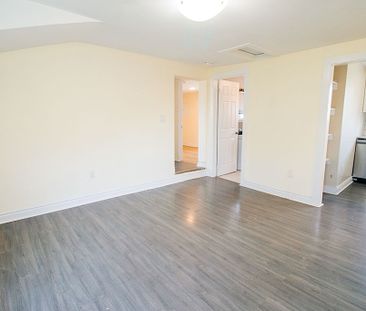**BEAUTIFUL** 2 Bedroom Upper Unit in St. Catharines!! - Photo 6