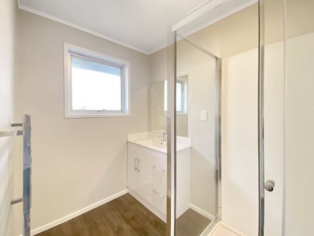 MT ALBERT - 2 bedroom unit with a garage - Photo 3