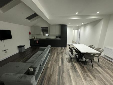 3 bedroom flat to rent - Photo 2