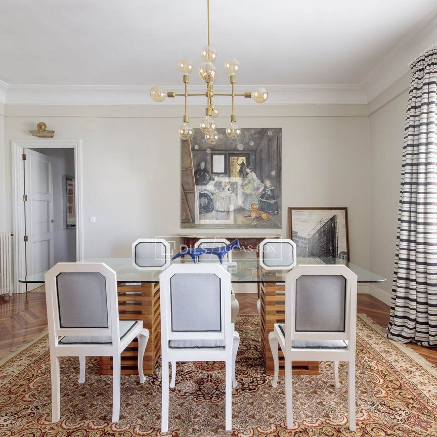 Excellent 4 Bedroom penthouse with 25m² terrace for rent in Almagro, Madrid - Photo 1