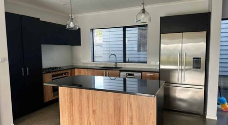 Stylish 3-Bedroom Home in East Tamaki Heights - Photo 5