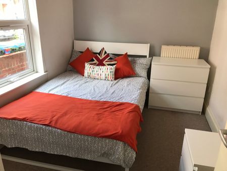 4 Bed Flat, Lyon St, SO14 - Photo 2