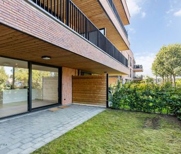 Gelijkvloers en energiezuinig appartement met 2 slpkrs en gezellig tuintje in Koningshooikt - Photo 1