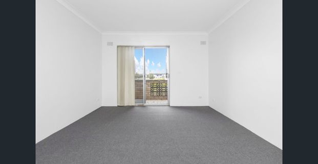 Three bedroom recently updated apartment - Photo 1