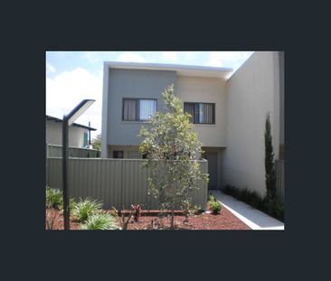 Split level 3 bedroom townhouse - Photo 2