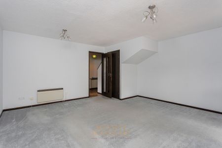 Oaklands, Horley, RH6 - Photo 2