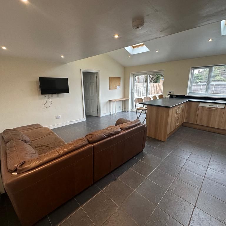 5 bedroom semi-detached house to rent - Photo 1