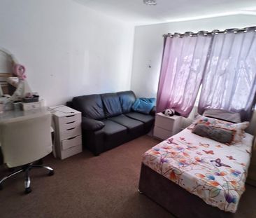 3 Bed Terraced House, Whatley Avenue, SW20 - Photo 2