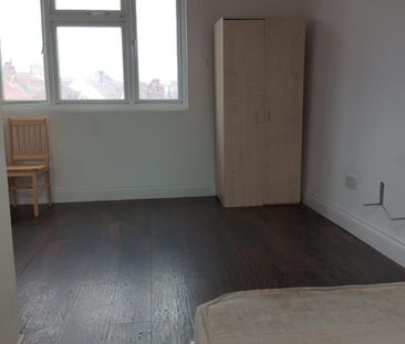 Room in a Shared House, North Circular Road, NW2 - Photo 6