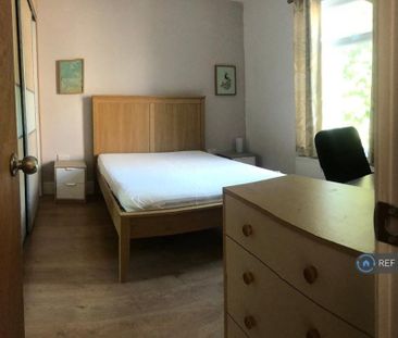 4 bedroom end of terrace house to rent - Photo 2