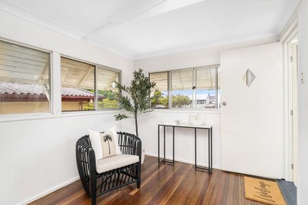 Freshly Updated 3-Bedroom Home in Prime Scarborough Location. Contact Julie Sykes 0438 050 110 - Photo 2