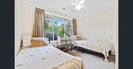 Three bedroom home with solar panels - Photo 4