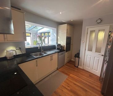 Gatley Drive, Guildford - 4 bedrooms Property for lettings - Seymours - Photo 3