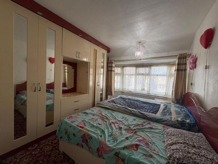 4 bedroom semi-detached house to rent - Photo 5