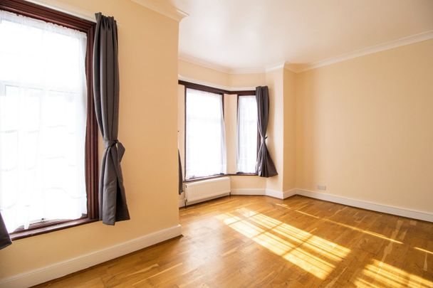 4 Bed End Terrace, Central Park Road, E6 - Photo 1
