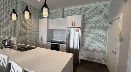 Modern Furnished 2 Bedroom Apartment - Photo 3