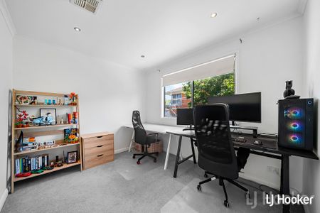 Spacious 4 Bedroom Family Home in a Prime Crestwood Location - Photo 5